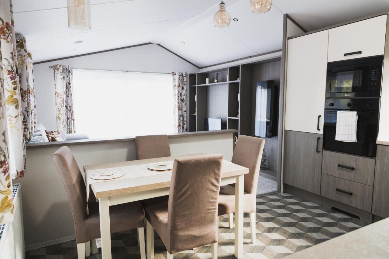 Atlas Ovation Lodge Auchterarder Bagian luar foto